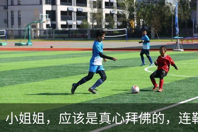 小姐姐，应该是真心拜佛的，连鞋子都不穿！